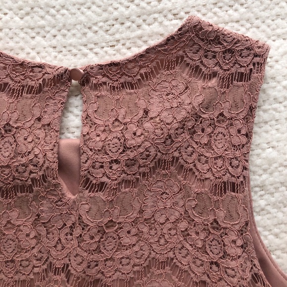 Lace mauve sleeveless crop top - Picture 2 of 8